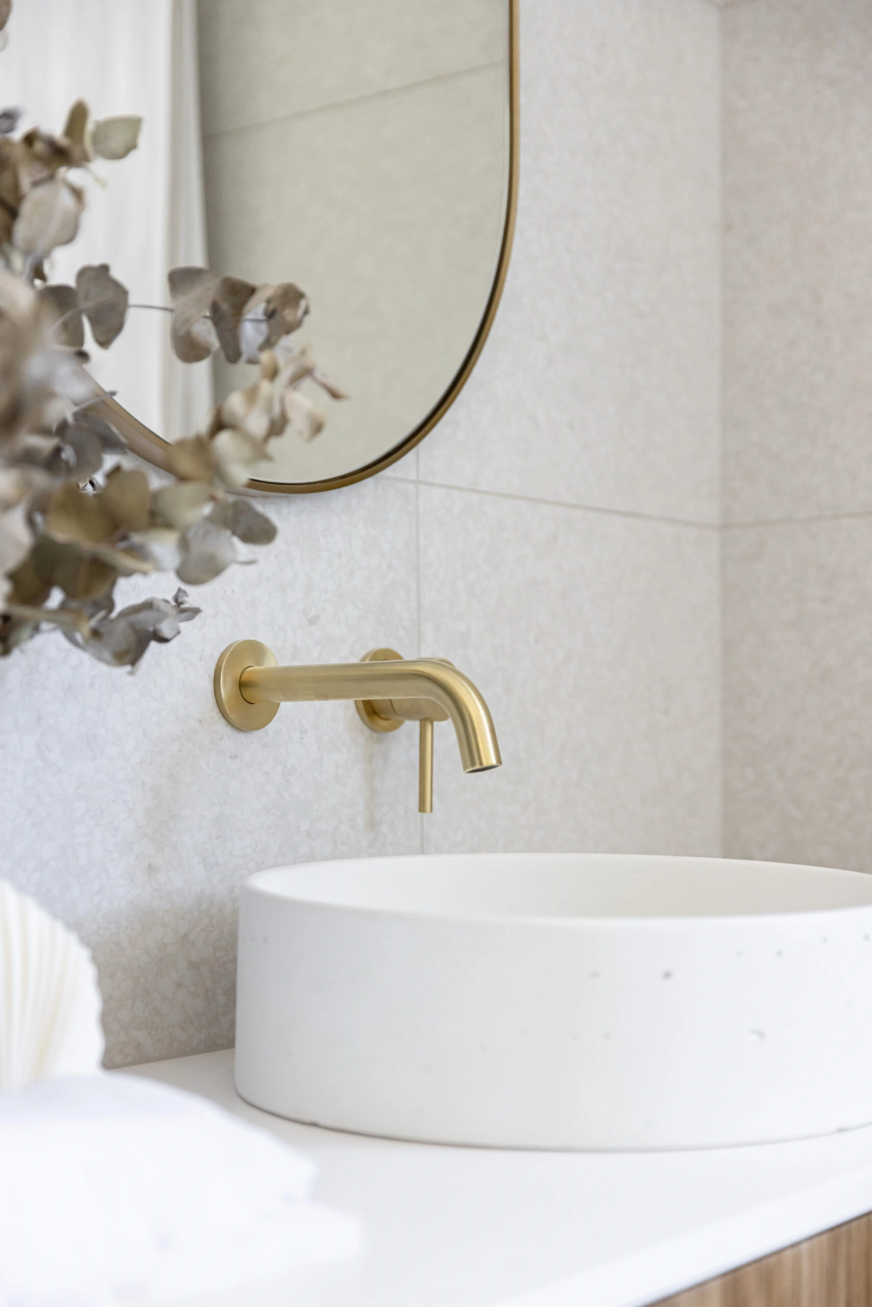 White circle sink and gold accessories in a modern bathroom photo